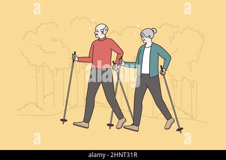 Aktive ältere Menschen mit Stöcken machen Nordic Slow Walking im Naturwald. Glückliche alte Großmutter und Großvater folgen einem gesunden Lebensstil, halten sich gut fit. Stockfoto