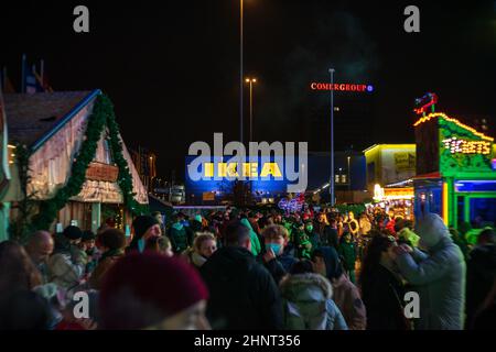 BERLIN, DEUTSCHLAND - 18. DEZEMBER 2021: Weihnachtsmarkt in der Landsberger Allee bei IKEA. Stockfoto