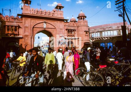 Die Menschen passieren das Tor zum Junagarh Fort Stockfoto