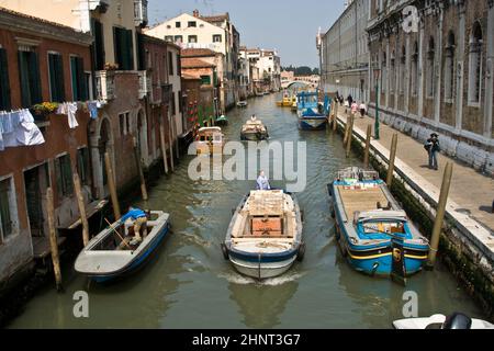 Schöne farbige Häuser und ein Kanal von einer alten Brigde der alten Fischerstadt Burano aus gesehen Stockfoto