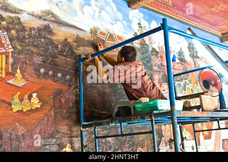 Worker stellt die berühmten Gemälde im Großen Palast präzise wieder her Stockfoto