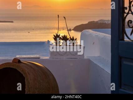 Sonnenuntergang über Santorini von Imerovigli aus gesehen. Kykladen, Griechenland Stockfoto