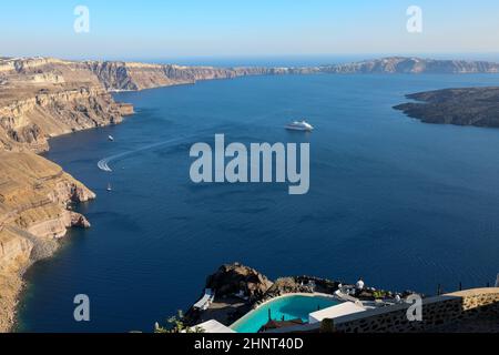 Panoramablick auf die Caldera-Klippen von Santorini vom Dorf Imerovigli auf der Insel Santorini, Griechenland Stockfoto