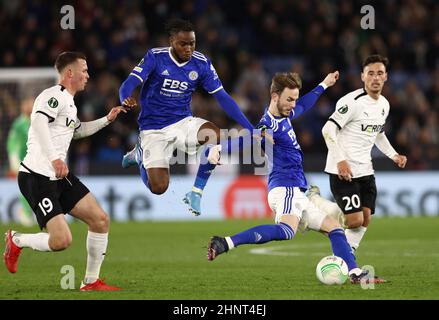 Leicester, Großbritannien. 17th. Februar 2022. James Maddison und Ademola Lookman von Leicester City während des Spiels der UEFA Europa Conference League im King Power Stadium, Leicester. Bildnachweis sollte lauten: Darren Staples / Sportimage Stockfoto