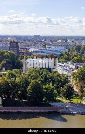 Luftaufnahme der Stadt und des Rundbaus des Panoramas der Schlacht von Raclawice, Breslau, Polen Stockfoto