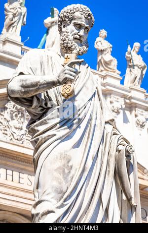 Statue des heiligen Petrus vor der Kathedrale des heiligen Petrus - Rom, Italien - Vatikanstadt Stockfoto