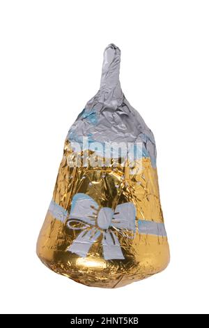 Weihnachtsbaumschmuck. Nahaufnahme von fröhlich eingewickelten Schokoladen-Weihnachtskugeln, Zapfen und Glockenfiguren auf weißem Hintergrund. Makrofotografie. Stockfoto