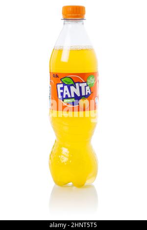 Fanta Orange Limonade Softdrink Plastikflasche isoliert auf weißem Hintergrund Stockfoto