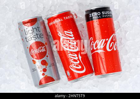 Coca Cola Coca-Cola Produkte Limonade Softdrinks in Dosen auf Eiswürfeln Stockfoto