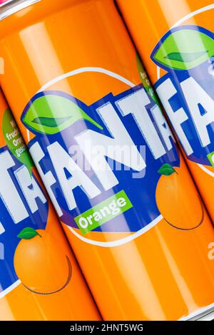 Fanta Limonade Softdrink in Orange im Can Background Hochformat Stockfoto