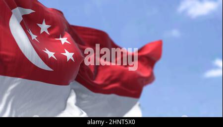 Detail der Nationalflagge Singapurs, die an einem klaren Tag im Wind winkt. Demokratie und Politik. Patriotismus. Südostasiatisches Land. Selektive Stockfoto