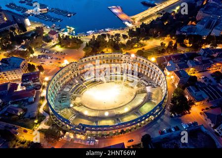 Arena Pula. Alte Ruinen des römischen Amphitheaters in Pula Luftbild am Abend, Istrien Region von Kroatien Stockfoto