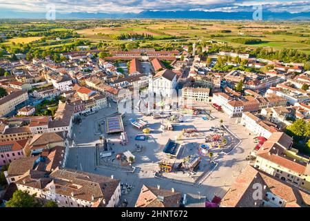 Stadt Palmanova sechseckige quadratische Funpark Luftaufnahme, UNESCO-Weltkulturerbe in Friaul Julisch Venetien Region in Italien Stockfoto