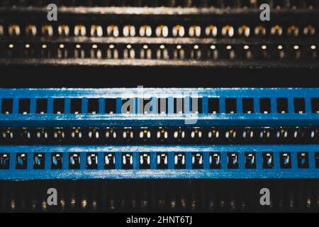 Speichersteckplätze auf der Hauptplatine schließen. RAM-Buchse. Anschluss auf der Leiterplatte des Computers Stockfoto