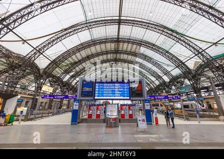 Dresden Hauptbahnhof Hbf in Deutschland Deutsche Bahn DB mit symmetrischen Zügen Stockfoto