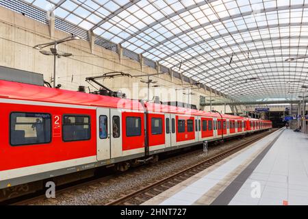 S-Bahn S-Bahn-Regionalbahn am Bahnhof Köln Bonn am Flughafen Köln/Bonn in Deutschland Stockfoto