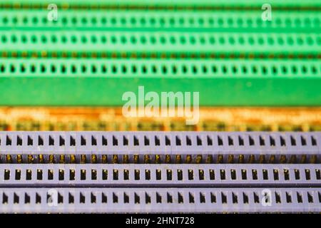 Speichersteckplätze auf der Hauptplatine schließen. RAM-Buchse. Anschluss auf der Leiterplatte des Computers Stockfoto