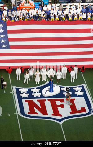 Inglewood, Kalifornien, USA. 13th. Februar 2022. Sänger Mickey Guyton spielt die Nationalhymne vor dem Super Bowl 56 LVI NFL Fußballspiel zwischen den Los Angeles Rams und den Cincinnati Bengals im SoFi Stadium in Inglewood, Kalifornien. Charles Baus/CSM/Alamy Live News Stockfoto