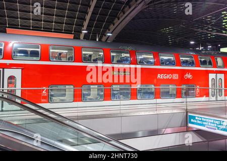 Regionalzug Deutsche Bahn DB Regio am Berliner Hauptbahnhof Hbf in Deutschland Stockfoto