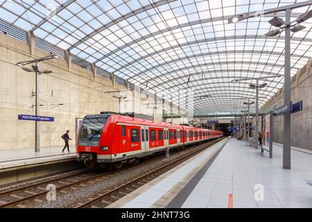 S-Bahn S-Bahn-Regionalbahn am Bahnhof Köln Bonn am Flughafen Köln/Bonn in Deutschland Stockfoto