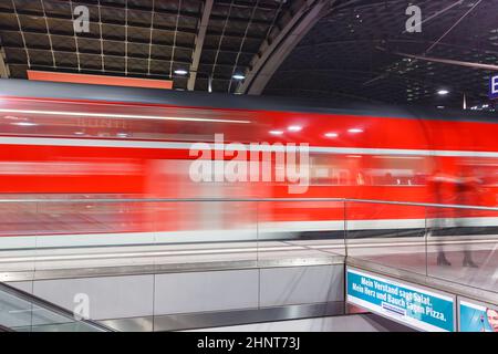Regionalzug Deutsche Bahn DB Regio am Berliner Hauptbahnhof Hbf in Deutschland Stockfoto