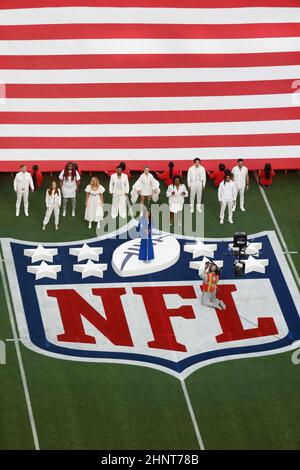 Inglewood, Kalifornien, USA. 13th. Februar 2022. Sänger Mickey Guyton spielt die Nationalhymne vor dem Super Bowl 56 LVI NFL Fußballspiel zwischen den Los Angeles Rams und den Cincinnati Bengals im SoFi Stadium in Inglewood, Kalifornien. Charles Baus/CSM/Alamy Live News Stockfoto
