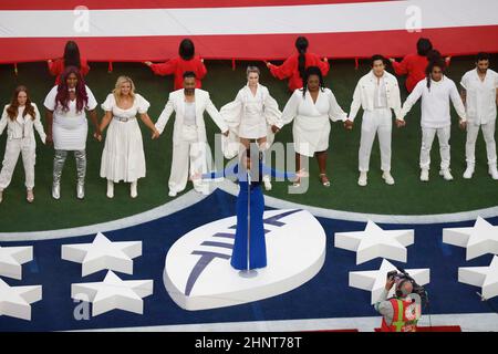 Inglewood, Kalifornien, USA. 13th. Februar 2022. Sänger Mickey Guyton spielt die Nationalhymne vor dem Super Bowl 56 LVI NFL Fußballspiel zwischen den Los Angeles Rams und den Cincinnati Bengals im SoFi Stadium in Inglewood, Kalifornien. Charles Baus/CSM/Alamy Live News Stockfoto