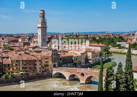 Panorama von Verona mit Blick auf die alte Kuppel und die römische Brücke, die den Fluss Etsch unter blauem Himmel überspannt Stockfoto