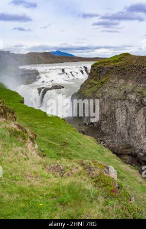 Eine malerische Aussicht auf die Hraunfossar Wasserfälle, die sich in der Nähe von Husafell und Reykholt in Westisland befinden Stockfoto