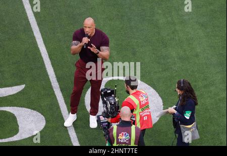 Inglewood, Kalifornien, USA. 13th. Februar 2022. Entertainer Dwayne ''The Rock'' Johnson kündigt die Teams vor dem Super Bowl 56 LVI NFL-Fußballspiel zwischen den Los Angeles Rams und den Cincinnati Bengals im SoFi Stadium in Inglewood, Kalifornien, an. Charles Baus/CSM/Alamy Live News Stockfoto