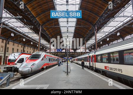 Züge am Bahnhof Basel SBB in der Schweiz Stockfoto