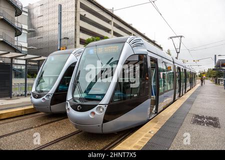 Moderne Stadtbahnen Modell Alstom Citadis öffentlichen Verkehrsmitteln am Flughafen Blagnac in Toulouse, Frankreich Stockfoto