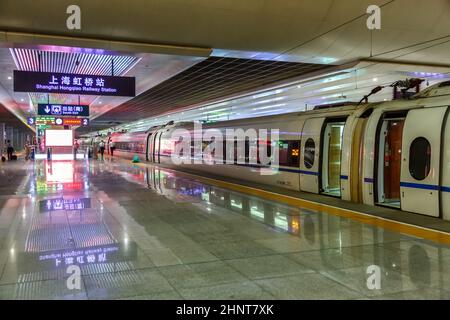 Hochgeschwindigkeitszug Siemens Velaro CN CRH3 am Bahnhof Shanghai Hongqiao in China Stockfoto