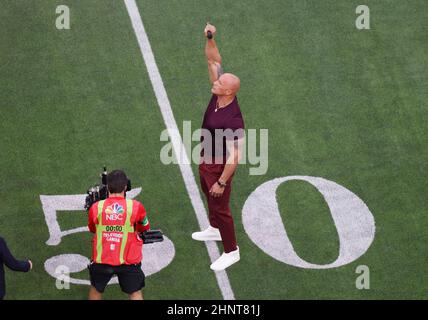 Inglewood, Kalifornien, USA. 13th. Februar 2022. Entertainer Dwayne ''The Rock'' Johnson kündigt die Teams vor dem Super Bowl 56 LVI NFL-Fußballspiel zwischen den Los Angeles Rams und den Cincinnati Bengals im SoFi Stadium in Inglewood, Kalifornien, an. Charles Baus/CSM/Alamy Live News Stockfoto