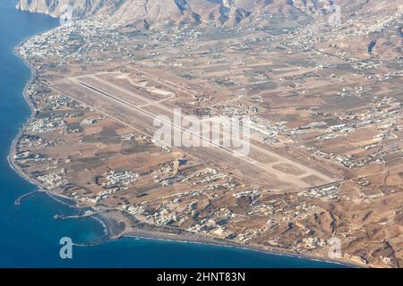 Übersicht Flughafen Santorini (JTR) in Griechenland Luftbild Stockfoto
