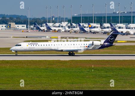 Lufthansa CityLine Bombardier CRJ-900 Flugzeug Flughafen München in Deutschland Stockfoto