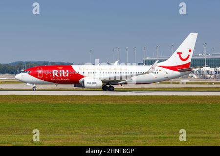 TUI Boeing 737-800 Flugzeug Flughafen München in Deutschland RIU Hotels Resorts besondere Lackierung Stockfoto