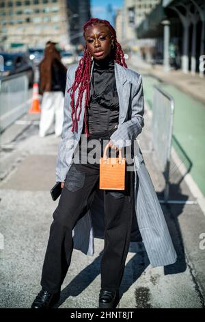 New York, New York, USA. 14th. Februar 2022. Modelin DIARRA SYLLA posiert während der Fashion Week außerhalb der New York Fashion Week in den Spring Studios in New York für Fotos. Sylla ist eine Tonkünstlerin, die in Paris geboren wurde, im Senegal aufgewachsen ist und heute in LA lebt (Bildquelle: © Brian Branch Price/ZUMA Press Wire) Stockfoto