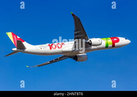 TAP Air Portugal Airbus A330-900neo Flugzeug Lissabon Flughafen in Portugal Stockfoto