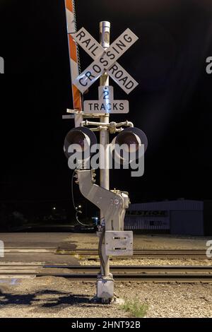 Bahnübergang bei Nacht mit Schild in kingman Stockfoto