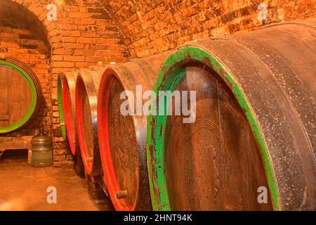 Alte Holzfässer im Weinkeller. Holzfässer mit dem Wein im Keller. Nahaufnahme Stockfoto