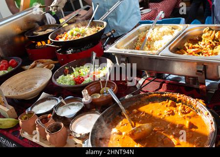 Cheff Kochen Fusion internationale Küche auf der Straße Stand auf dem internationalen Street Food Festival von Odprta kuhna, Open Kitchen Veranstaltung, in Ljubljana, Slowenien Stockfoto