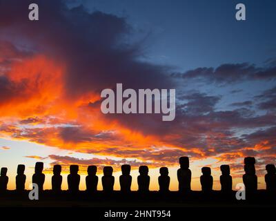 Dramatischer, farbenfroher Sonnenaufgang über Moai-Steinskulpturen auf Ahu Tongariki, Osterinsel, Chile. Stockfoto