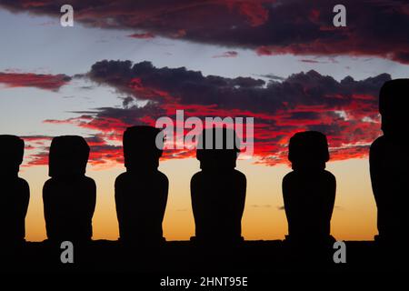 Dramatischer, farbenfroher Sonnenaufgang über Moai-Steinskulpturen auf Ahu Tongariki, Osterinsel, Chile. Stockfoto