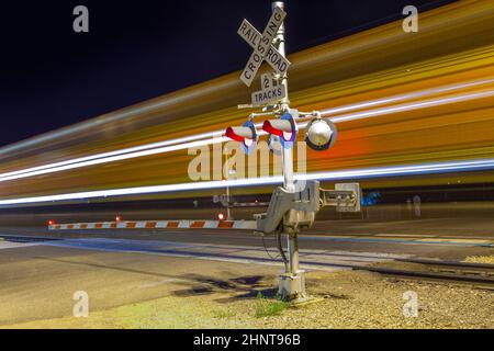 Bahnübergang bei Nacht mit Schild in kingman Stockfoto