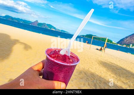 Brasilianische Superfood-Beere açaí in einem Becher als Eis Brasilien. Stockfoto