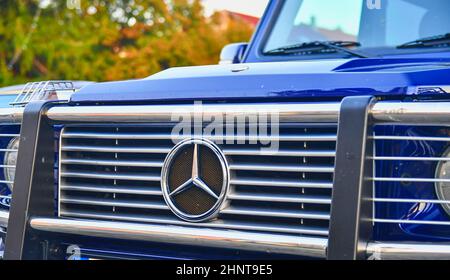 Mercedes Benz Logo auf blaues Auto SUV. Mercedes-Benz ist eine deutsche Automobilhersteller. Die Marke steht für Luxus Autos, Busse und Lkw eingesetzt. Stockfoto