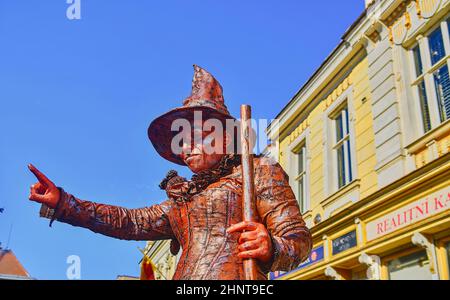 Lebende Statue der Hexe. Lebende Statue der Zauberin. Lebende Statue Straßenkünstler. Stockfoto