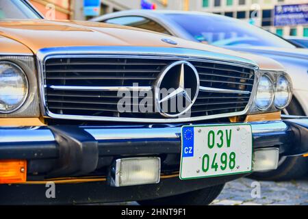 Mercedes Benz Logo auf einem beigen Oldtimer. Mercedes-Benz ist ein deutscher Automobilhersteller. Die Marke wird für Luxusfahrzeuge, Busse, Reisebusse und Lastwagen verwendet. Stockfoto