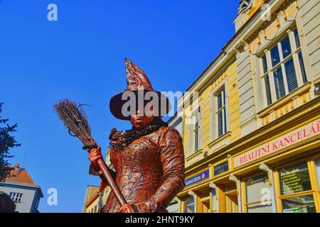 Lebende Statue der Hexe. Lebende Statue der Zauberin. Lebende Statue Straßenkünstler. Lebende Statuendarsteller können Passanten täuschen und Touristen unterhalten. Stockfoto